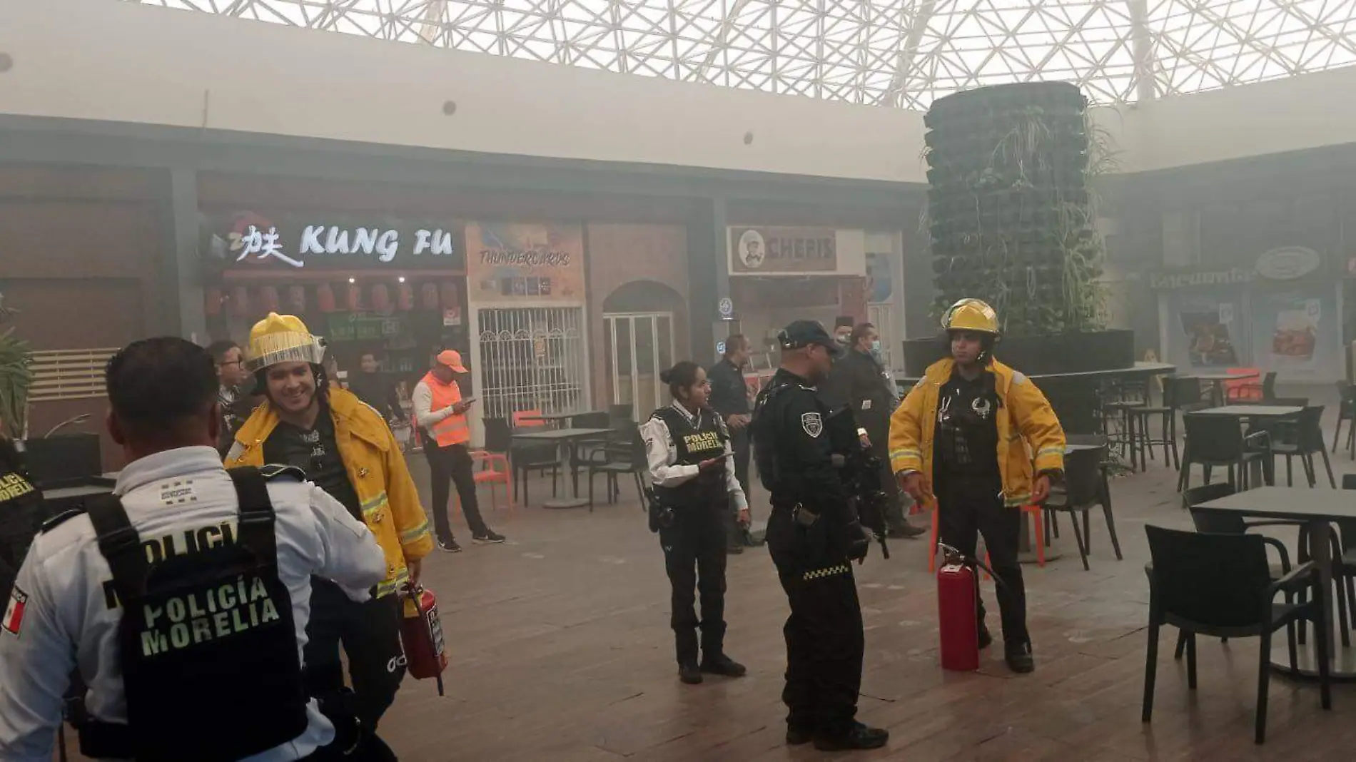 Elementos de seguridad y bomberos en incendio en plaza Morelia